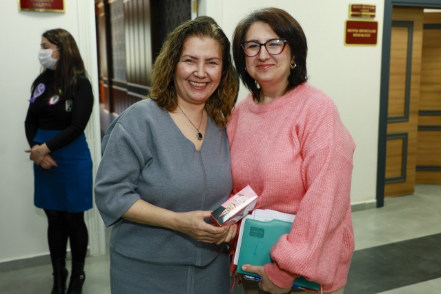 Kadın çalışanlara yönelik anlamlı bir jest yapan Başkan Semih Balaban, 8 Mart nedeniyle kadın çalışanlara bir günlük izin kullanma hakkı tanıdıklarını söyledi, verilecek bir günlük iznin, 7 ve 14 Mart tarihlerinde belediye hizmetlerini aksatmayacak şekilde dönüşümlü olarak kullanılabileceğini belirtti.