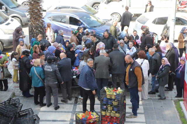 Sergi ve resim etkinliğinin sonrasında Eski Belediye Binası önünde kadınlara çiçek dağıtımı yapıldı. Turgutlu Belediye Başkanı Çetin Akın’ın eşi Sabriye Akın, Turgutlu Kaymakamı Selami Kapankaya, Belediye Başkan Yardımcısı Hüseyin Maliz ve meclis üyelerinin katılımıyla Park ve Bahçeler Müdürlüğü Şantiyesinde yetiştirilen çiçekler Turgutlulu kadınlara hediye edildi.