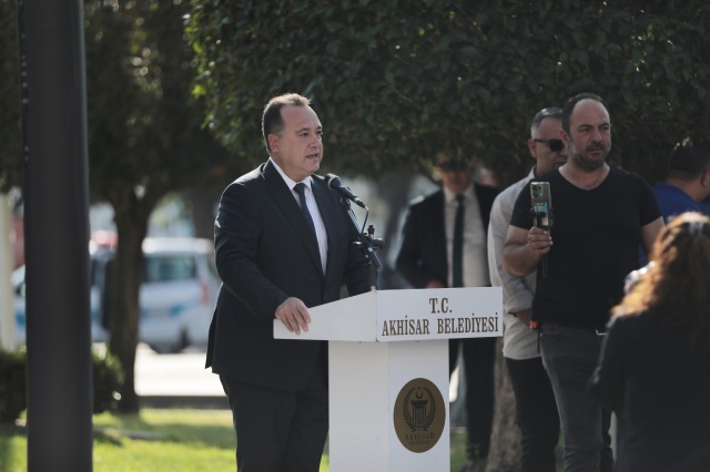 Akhisar’ın düşman işgalinden kurtuluşunun 102. yılı, Milli Egemenlik Meydanı’ndaki Mustafa Kemal Atatürk Anıtı önünde düzenlenen törenle kutlandı. Törende konuşan Akhisar Belediye Başkanı Besim Dutlulu, “Kalbi özgürlük, bağımsızlık ve cumhuriyet ile çarpan, Kuvay-i Milliye Şehri Akhisar’ımızın düşman işgalinden kurtuluşunun 102. yıldönümü kutlu olsun” dedi.