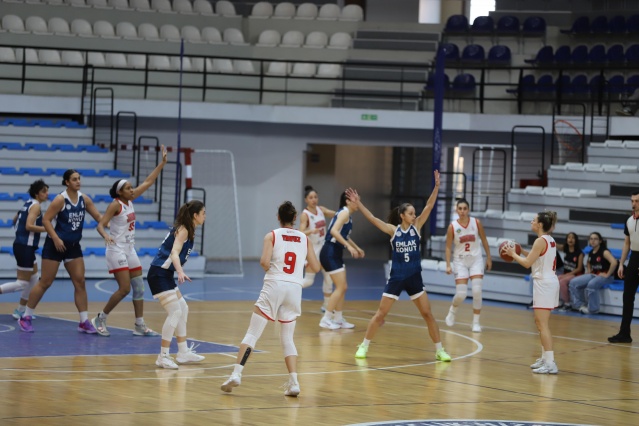 Manisa derbisini kazanan Turgutlu ekibi
Turgutlu Belediyesi Kadın Voleybol Takımı, Akhisar deplasmanından galibiyetle döndü. Turgutlu ekibi rakibini 3-2 mağlup etmeyi başardı.
