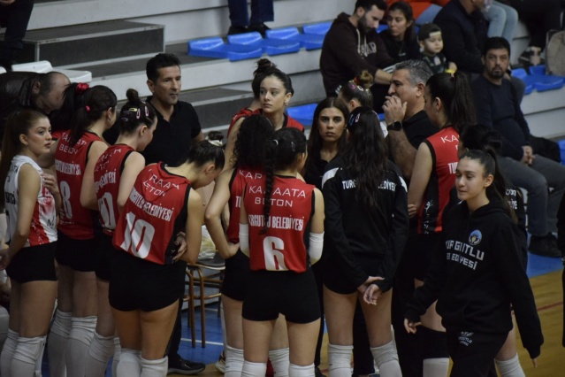 Kırmızı siyahlılar bu sezon oynadığı 13 maçın 10’unu kazanma başarısı gösterdi ve ligde maç fazlasıyla 2. sıraya yükseldi.



Lidya Garden City Turgutlu Belediyespor Kadın Basketbol Takımında Dejah Monet Terrell 16 sayı, 8 ribaund ile maçın en büyük katkı sağlayan oyuncusu oldu. Kaptan Yağmur Öztürk 13 sayı, 5 ribaund, Fahriye Bayraktar 11 sayı 3 ribaund, Ronahi Zilan Kıran 10 sayı, 4 ribaund ile maçın diğer skorer isimleri oldular. Turgutlu Belediyespor’un altyapısından yetişen Nisa Altındiş ise göz kamaştırdı. Genç oyuncu, maçta aldığı 7 dakikalık sürede 5 sayı atmayı başardı. Lidya Garden City Turgutlu Belediyesi Kadın Basketbol Takımında 12 oyuncunun 11’i sayı buldu.