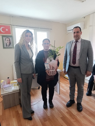 Salihli Belediye Başkan Yardımcısı Hüseyin Akman ve daire müdürleri, 14 Mart Tıp Bayramı münasebetiyle ilçedeki sağlık birimlerini ziyaret edip doktorlar ve sağlık personeline çiçek takdiminde bulundu.