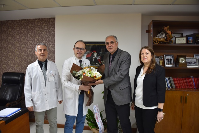 Salihli Belediyesi’nin gerçekleştirdiği bu değerli ziyaret, sağlık çalışanları tarafından büyük bir memnuniyetle karşılandı.