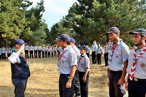 İzcilik kampının açılışı Demirci Kaymakamı Atila Kantay ve Belediye Başkanı Selami Selçuk tarafından yapıldı.