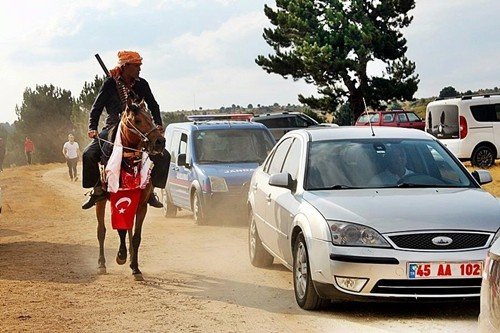 Türkiye İzcilik Federasyonu izcileri 29-31 Ağustos tarihlerinde 4 günlük Demirci Akıncıları Milli Bilinç kampı için Akıncı Yol güzergahı üzerinde bulunan Sarıçayır mesire alanında kamp kurdular.
