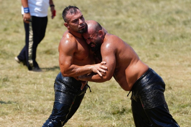 Er Meydanında Kıran Kırana Mücadeleler Yaşandı
Büyükorta, Başaltı ve Başpehlivanlık kategorilerinde üst turlara çıkmak isteyen sporcular, izleyicilere nefes kesen karşılaşmalar izletti. Organizasyonun son gününde yapılan çeyrek final ve yarı final müsabakalarının ardından sabırsızlıkla beklenen final etabına geçildi. Başpehlivanlık unvanını Feyzullah Aktürk göğüslerken; Başaltı, Büyükorta ve diğer boylarda da dereceye giren pehlivanlar ödül töreninde madalyalarına kavuştu.
 
​Ayrıca etkinlik alanı boyunca kurulan yiyecek ve içecek stantları, yoğun kalabalığın ihtiyaçlarını eksiksiz karşılayarak organizasyona ayrı bir dinamizm kattı.