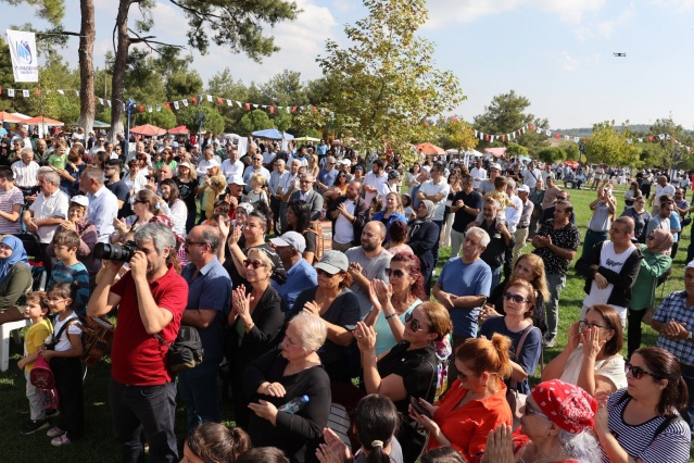 110 üreticinin tezgah açtığı pazarın açılışına Yunusemre Belediye Başkanı Semih Balaban, Eşi Serap Balaban, CHP Yunusemre İlçe Başkanı Mehmet Arslan, CHP İl Başkanvekili Şerif Ozan İren, Belediye Başkan Yardımcıları, Meclis Üyeleri, Sivil Toplum Örgütü temsilcileri, muhtarlar ve çok sayıda vatandaş katıldı. Törende açılış konuşmasını yapan Belediye Başkan Yardımcısı Hakan Gürtunca, “Belediye Başkanımızın rehberliğinde yapılan eserleri en güzel şekilde değerlendiririz. İnanıyor ve biliyoruz ki çok kısa zamanda Yuntdağı hak ettiği potansiyeline ulaşacak” diye konuştu. CHP Yunusemre İlçe Başkanı Mehmet Arslan ve CHP İl Başkanvekili Şerif Ozan İren de söz alarak açılışa katılan vatandaşları selamladı.