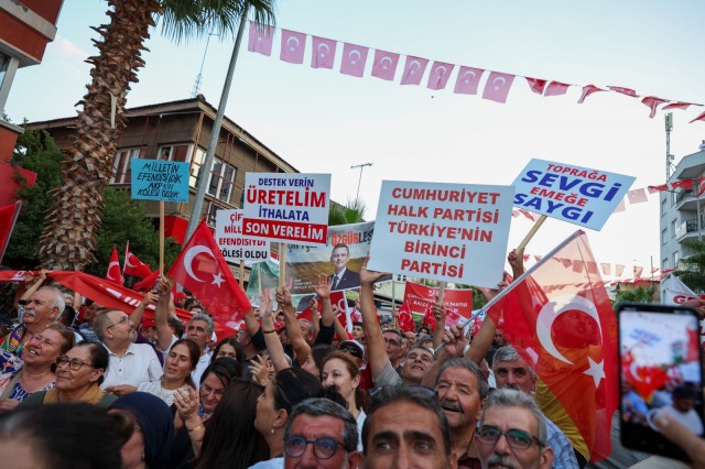 Genel Başkan Özel'i makanında ağırlayan Turgutlu Belediye Başkanı Çetin Akın, "Türkiye’mizin umudu, Manisa’mızın gururu Genel Başkanımız Sayın Özgür Özel'i, Büyükşehir Belediye Başkanlarımızı, İlçe Belediye Başkanlarımızı ve partimizin tüm kademelerini bugün belediyemizde misafir etmenin onurunu ve mutluluğunu yaşadık. Genel Başkanımız Sayın Özgür Özel'e Turgutlu'muza göstermiş olduğu ilgi ve alakaları için teşekkürlerimi sunuyorum" dedi.