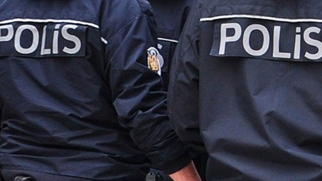 İl Emniyet Müdürlüğümüz Narkotik Suçlarla Mücadele Şube Müdürlüğü ve Turgutlu Narkotik Suçlarla Mücadele Grup Amirliği görevlilerimizce uyuşturucu veya uyarıcı madde ticareti yapan, nakleden ve kullanan şahıslara yönelik yapılan çalışmalar kapsamında; ilimiz Turgutlu ilçesinde 9 şahsa ait 8 ikamet adresinde 15.02.2022 günü saat 08:00’da eş zamanlı olarak yapılan aramalarda;
- 1 gram Metamfetamin maddesi,
- 1 adet ruhsatsız tabanca,
- 1 adet kırmızı yeşil sarı renkli Pkk Terör Örgütünün kullandığı bez parçası ele geçirilmiştir.
Konuyla ilgili 1’i Yağma (Gasp) suçundan aranan 9 şüpheli şahıs yakalanarak adli işlemlere başlanılmıştır.

Manisa halkının huzur ve güvenliği için Manisa Emniyet Müdürlüğü olarak suç ve suçlularla mücadelemiz aralıksız devam edecektir