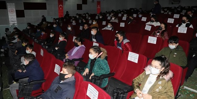 Demirci Ticaret ve Kültür Merkezi’nde Ziya Gökalp Nurettin Kelem Ortaokulu tarafından hazırlanan programda Saygı duruşu ve İstiklal Marşı okunup günün anlam ve önemine dair konuşma yapıldı.