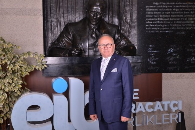 Mart ayı itibariyle kapanan ve elektronik ortamda dersleri devam eden üniversitelerimizin derslerine dahil olup yarışmamızın tanıtımına aktif olarak devam ettik.


Üniversitelerimizin akademik takvimlerinde Covid-19 nedeniyle yaşanan sarkma nedeniyle Doğaltaş Proje ve Tasarım Yarışmamıza başvuruları 13 Temmuz 2020 tarihine kadar uzatma kararı almıştık. Yapmış olduğumuz tanıtım faaliyetlerinin başarısını yarışmaya yapılan başvuru sayılarında gördük.


Toplamda 400’e yakın profesyonel ve öğrenci kategorisinde başvuru aldık. Şu an başvuruları değerlendirme aşamasındayız. Değerlendirme sonrası Ekim ayının ilk haftası ise yarışmamızın ödül töreni organizasyonunu gerçekleştirmeyi planlıyoruz.


Ben ve yönetim kurulum bu sektörde taşın altına elimizi değil gövdemizi koymuş durumdayız; ancak sektör olarak yaşanan salgın süreci nedeniyle önümüzde gerçekten ciddi günler bizi bekliyor.


Ama bizim mottomuz, inadına ihracat, inadına üretimdir. Çünkü başka kurtuluşumuz ve başka bir Türkiye yok.


Türkiye'nin 2020 yılında pozitif büyüme rakamına ulaşabilmesi için tek çıkış yolu ihracatını arttırmaktır. Bunun için bugüne kadar verilmiş desteklerin yılın geri kalanında artarak devam etmesi gerekmektedir.


Mevlüt KAYA

Ege Maden İhracatçıları Birliği Yönetim Kurulu Başkanı