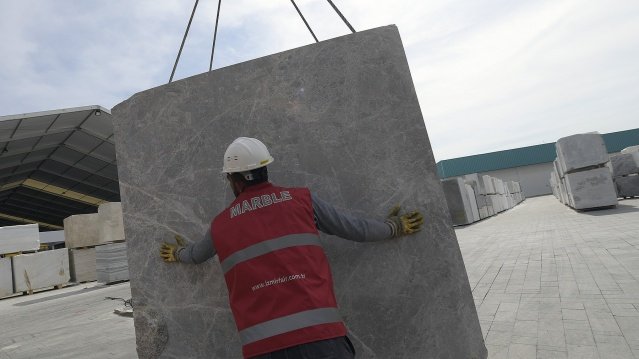 Doğaltaş ihracatına baktığımız ise Ocak-Haziran 2020 döneminde yüzde 16’lık bir kayıpla 730 milyon dolarlık bir ihracat gerçekleştirdik.Blok doğaltaş ihracatımız ise bu dönemde Çin pazarındaki talep düşüklüğü nedeniyle yüzde 35 kayıpla 261 milyon dolar olarak gerçekleşti.