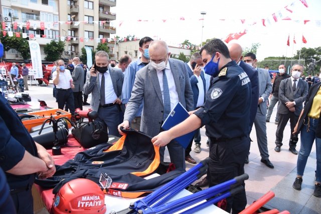 İtfaiyeye Teşekkür Etti
Doğal afetlerde görevlerini fedakarca ve özveriyle sürdüren itfaiye personeline teşekkür eden Başkan Ergün, “Fedakarca ve özverili şekilde çalışarak enkaz altında kalan vatandaşlarımızın kurtarılmasında önemli rol alan itfaiye personelimize bir kez daha teşekkür ediyorum.  Emeklerine ve yüreklerine sağlık. Elazığ ve İzmir depreminde hayatını kaybeden vatandaşlarımızı da bir kez daha rahmetle anıyor, yüce Allah’tan ülkemizi ve milletimizi her türlü afetten korumasını niyaz ediyorum” ifadelerinde bulundu.