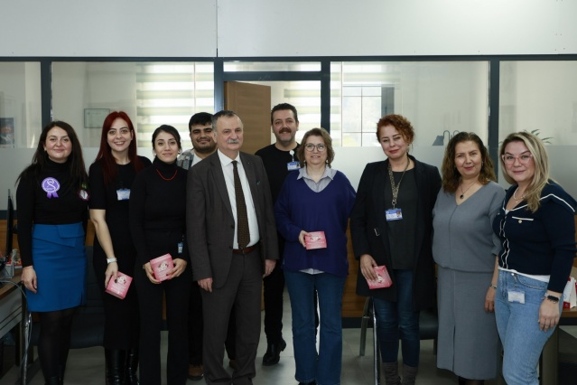 Yunusemre Belediye Başkanı Semih Balaban, 8 Mart Dünya Emekçi Kadınlar Günü öncesinde belediyede görev yapan kadın çalışanları ziyaret ederek günlerini kutladı. Ziyaret sırasında Başkan Balaban’a eşi Serap Balaban ve Başkan Yardımcısı Emine Özge Arslan da eşlik etti.