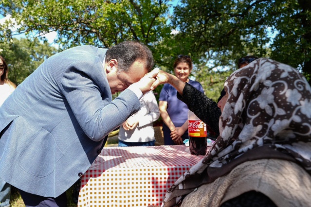 Hem Hıdırellez Hem Anneler Günü Kutlaması
Kutlamaların bir sonraki durağı Yunusemre ilçesindeki Süreyya Park oldu. Başkan Dutlulu, burada Büyükşehir Belediyesi bünyesindeki Kadın Dayanışma ve Eğitim Merkezleri (KADEM) kursiyerleriyle buluştu. Hıdırellez coşkusunun yanı sıra yaklaşan Anneler Günü’nün de kutlandığı etkinlikte renkli görüntüler oluştu. Başkan Dutlulu, Yunusemre Belediyesine etkinlik için teşekkür ederken, tüm annelerin Anneler Günü’nü de kutladı.