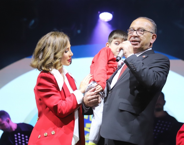 Başkan Çetin Akın’dan SMA hastalığıyla mücadele eden Feyyaz Alperen’e destek çağrısı
Konser sırasında Feyyaz Alperen Cantekin ve babasıyla sahneye çıkarak Cumhuriyet Bayramı konseri için bir araya gelen binlerce kişiye seslenen Turgutlu Belediye Başkanı Çetin Akın, şunları söyledi:
“Feyyaz Alperen bebeğimizi hepiniz biliyorsunuz. O, Türkiye'deki 1600 SMA hastası çocuklarından bir tanesi. Maalesef sağlık sistemimiz onların tedavisine cevap vermiyor. Bizlerde onlara kampanya yapmak zorunda kalıyoruz. Biliyorsunuz İrem Nur bebekte kazandık. Türkiye’de bir ilçede ilk defa bir SMA hastası çocuğunun kampanyasını başarıyla tamamladı ve İrem Nur bebeğimiz sağlıklı bir şekilde hayatına devam ediyor. Şimdi Feyyaz Alperen'in de sorumluluğunu üzerimize aldık. Ben, Feyyaz Alperen ile ilgili gittiğim her yerde destek istiyorum, bağış istiyorum. Lütfen eşinizden, dostunuzdan Feyyaz'ımızın kampanyasına destek isteyin. İnşallah bir daha ki konserde de Feyyaz Alperen'in kampanyasını tamamlamış oluruz ve onun sağlıklı bir şekilde hayata tutunmasına aracılık etmiş oluruz.”