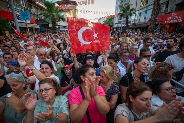 Genel Başkan Özel'i makanında ağırlayan Turgutlu Belediye Başkanı Çetin Akın, "Türkiye’mizin umudu, Manisa’mızın gururu Genel Başkanımız Sayın Özgür Özel'i, Büyükşehir Belediye Başkanlarımızı, İlçe Belediye Başkanlarımızı ve partimizin tüm kademelerini bugün belediyemizde misafir etmenin onurunu ve mutluluğunu yaşadık. Genel Başkanımız Sayın Özgür Özel'e Turgutlu'muza göstermiş olduğu ilgi ve alakaları için teşekkürlerimi sunuyorum" dedi.