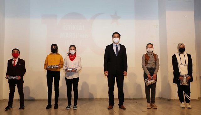 Konuşmanın ardından ilçede yapılan yarışmada derece alan öğrenciler şiirlerini okudular. Program sonunda derece alan öğrencilerin hediyelerini Demirci Kaymakamı Adem Kaya, Belediye Başkanı Selami Selçuk ve İlçe Milli Eğitim Müdürü Yüksel Kocabaş takdim etti.