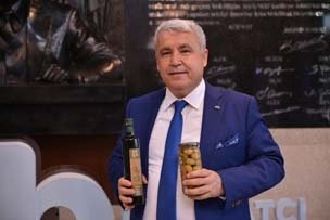 Tarım ve Orman Bakanlığı, 2023 yılı için 650 bin ton zeytinyağı, 1 milyon 200 bin ton sofralık zeytin rekoltesi hedefi belirmişti. Bu hedefe ulaşabilmemiz için zeytin üreticisinin desteklerinin arttırılması gereğinin altını çiziyoruz.

 

Uluslararası Zeytin Konseyi’nin yayınladığı son rapora göre, 2020/21 sezonunda dünya zeytinyağı üretiminin %3,5 artışla 3 milyon 320 bin ton olarak gerçekleşmesi bekleniyor. Geçtiğimiz sezon oldukça kötü bir sezon geçiren İspanya’da zeytinyağı rekoltesi %41 artışla 1 milyon 596 bin ton olarak gerçekleşmesi bekleniyor. Diğer önemli üretici ülkelerden İtalya’da %21’lik düşüş ile 290 bin ton, Tunus’ta ise %65 düşüş ile 120 bin ton zeytinyağı rekoltesi beklenmekte.

 

Yine aynı rapora göre, sofralık zeytinde dünya genelinde %2,6’lık bir artış yaşanması ön görülüyor. En büyük üreticilerden Mısır’da %6,7 artışla 800 bin ton, İspanya’da %28 artışla 590 bin ton, Yunanistan’da ise %3,6 artışla 230 bin ton üretim bekleniyor. Bir diğer önemli sofralık zeytin üreticisi olan Cezayir’de ise %4,2’lik düşüş ile 310 bin ton üretim öngörülmekte. Aynı şekilde Fas ve Tunus da önümüzdeki sezon sofralık zeytin üretiminde düşüş beklenen ülkeler arasında yer alıyor.