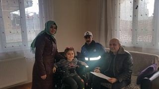Evlerinde aileyi ziyaret ederek Cengiz Ergün ün gönderdiği akülü sandalyeyi teslim eden Büyükşehir Koordinatörü Kazım Aysan Sena kardeşimizin talebini Cengiz Başkanımıza ilettik.Akülü sandalyemiz gelince bizde onu kardeşimize teslim için evine geldik.Okul sonrası geleceğimizi söyleyince Sena da bize sürpriz yaptı. Duyduğu memnuniyeti resmetmiş.Cengiz Başkan sandalyeyi verirken kendisini ve bizleri çizmiş.Ayrıca büyük bir kardan adamda mutluluktan yağan karları izliyor.Duygu dünyası kardeşimizin adeta coşmuş.Bu resmi Cengiz Başkanımıza göndermemizi istedi.Kendisine takdim edeceğim. Sena'nın babası Servet de çocuklarının rızklarını kazanmak için Marmara Adasında mermer işinde çalıştığını öğrendik.Ona da selamımızı ilettik. dedi.