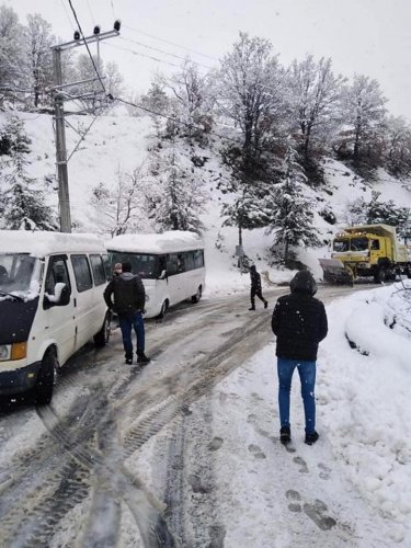 Meteorolojiden alınan bilgiler doğrultusunda tüm ekiplerini teyakkuz halinde bulunduran Manisa Büyükşehir Belediyesi, kar yağışının başlamasıyla birlikte harekete geçerek kar küreme ve tuzlama çalışmalarını başlattı. Manisa Büyükşehir Belediyesi karla mücadele ekipleri, ani bastıran yağışa hazırlıksız yakalanan araçlar ve sürücülere de yardımda bulundu. Demirci'ye bağlı Mahmutlar Mahallesi’nde de yolda mahsur kalan öğrenci servisi, Büyükşehir Belediyesi ekiplerince kurtarıldı.