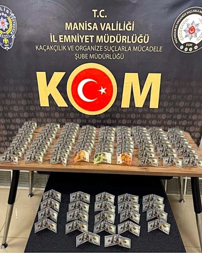 Manisa İl Emniyet Müdürlüğü Kaçakçılık ve Organize Suçlarla Mücadele Şube Müdürlüğü görevlileri “Parada Sahtecilik” suçunun önlenmesine yönelik İl merkezinde yapılan çalışmalar kapsamında;
A. E. (23) S. K. ( 27) isimli şahısların yapılan üst aramalarında;
2 adet Sahte 50 Euro
1 adet Sahte 100 Euro
105 adet Sahte 100 dolar, ele geçirilmiş olup, 
	Şüpheliler hakkında Parada Sahtecilik (TCK 197) suçu kapsamında adli işlem yapılarak, aynı gün mevcutlu çıkarıldıkları mahkemece 2 şüpheli TUTUKLANDI.
