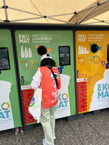 BİRCAM Vakfı, GCA ve Park Cam birlikteliği ile Türkiye’de ilk kez hayata geçirilen “EKOMAT” Projesi’nin, 1 yıllık çalışma sonuçları açıklandı. 1 yıllık süreçte 11 bine yakın üyeye ulaşan ve 1,6 Milyon adet atık toplanmasına destek olan projede; çevre ve ülke adına önemli kazanımlar elde edilerek milli ekonomiye 1,3 Milyon TL’lik katkı yapıldı.

BİRCAM Vakfı, GCA ve Park Cam iş birliği ile oluşturulan “EKOMAT” Projesi’nin, 1 yıllık sonuçları duyuruldu. Üye sayısı 11 bine yakın  kişiye ulaşan EKOMAT Projesi’nde 1 yılda  1,6 Milyon adet içecek ambalaj kaynağında ayrılarak Ekomat’lar üzerinden toplandı. Ekomat’lar boşaltılırken çoğunlukla elektrikli toplama aracı tercih edilerek; alıcı ortama daha az kirletici gazlar verildi. Geri kazanılan ürünler ile belediyenin düzenli depolama tesisine 45 çöp kamyonu kadar atık gönderilmeyerek alandan tasarruf sağlandı.