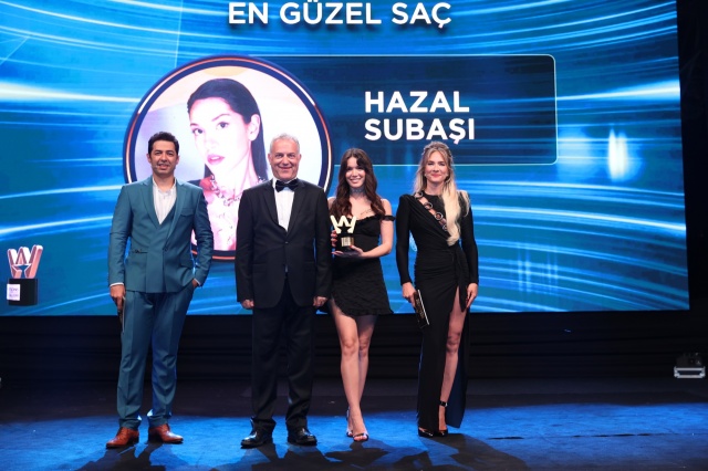 Yakın zamanda kaybettiğimiz büyük sanatçı Özkan Uğur’u anmak üzere  tüm ödül alanların sahnede hep bir ağızdan “Ele Güne Karşı” şarkısını seslendirmesi duygusal anlar yaşattı ve geceye damgasını vurdu.
