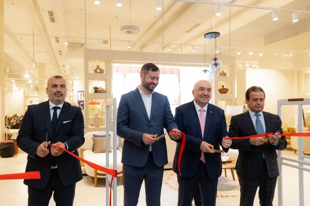 Yurt içi ve yurt dışında bulunan 200’ün üzerinde mağazasıyla 88 yıldır her evde kanatlanan   Kelebek, yurt dışı açılımlarına da hız kesmeden devam ediyor. Birleşik Krallık, Avusturya, Irak ve Mogalistan başta olmak üzere dünyanın çeşitli yerlerinde mağazası bulunan Kelebek, bu kez rotasını Rusya’ya çeviriyor. İlklerin temsilcisi Kelebek Mobilya, sektördeki öncü konumuyla Rusya'daki ilk konsept mağazasını açmanın gururunu yaşıyor. Moskova'nın Mega Telpy Stan AVM’sinde açılan 1.300 metrekarelik yeni konsept mağaza, yaşam alanlarına kaliteli ve şık mobilya seçenekleri sunarak ev dekorasyonu alanında eşsiz bir deneyim sunmaya hazırlanıyor.

Mağaza açılışını Türkiye Cumhuriyeti Rusya Büyükelçisi Mehmet Samsar, Doğanlar Mobilya Grubu Yönetim Kurulu Başkanı İsmail Doğan, Kelebek Mobilya Genel Müdürü Tolga Kaya ve Kelebek Rusya Ticasi Direktörü Denis Razumov beraber katılımcıların eşliğinde gerçekleştirdi.