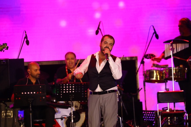 90’ların hafızalara kazınan 3’lüsü İzel – Çelik - Ercan, gecenin ikinci performansını sergiledi. Yediden yetmişe Türk pop müziğine gönül veren müzikseverlerle birlikte şarkılarını söyleyen İzel- Çelik- Ercan, izleyenleri geçmişte yolculuğa çıkardı.