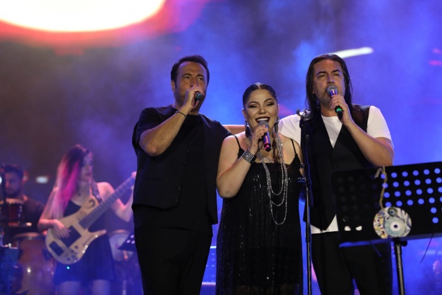 Etkinlik dünyasına Türkiye’nin en uzun soluklu ve en geniş kapsamlı festivali olarak damgasını vuran İstanbul Festivali, Festival Park Yenikapı’da tüm hızıyla devam ediyor. Festivalin dokuzuncu gününde müzikseverler, tam anlamıyla 90’lar pop müziğine doydu. Metin Özülkü Orkestrası eşliğinde Ferda Anıl Yarkın, Jale, Metin Özülkü, Reyhan Karaca, Sibel Alaş ve Ümit Sayın’ın ardından İzel – Çelik – Ercan unutulmaz bir geceye imza attı.