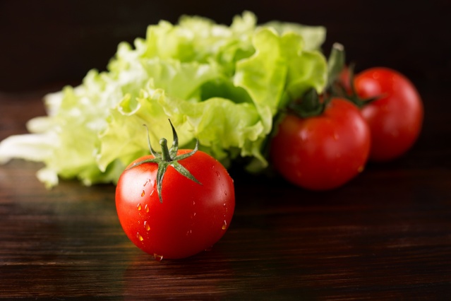 SALATALIK, VÜCUTTAKİ ATIKLARI GİDERMEYE DE YARDIMCI

İçeriğinde yüzde 95 oranında su barındıran bir diğer vazgeçilmez sebze olan salatalığın da yaz aylarında bolca tüketmekte fayda sağladığını belirten Dyt. Sefer, sözlerine şöyle devam etti: “Özellikle cilt üzerindeki nemlendirme ve yenileme konusuna hepimiz aşina olmalıyız. Halk arasında kabuklarını yüzümüze koyarak bakım yapmak senelerdir alışılagelmiş bir alışkanlık.  Salatalık, yüzde 95 oranında su içermesinin yanı sıra, vücuttaki atıkları gidermeye ve cilt tahrişini azaltmaya yardımcı olan anti-enflamatuar bileşikler açısından zengindir. Düşük kalori içeriği, lezzeti, yüksek su içeriği sayesinde yaz salatalarında, akşam atıştırmalıklarının vazgeçilmezlerden biridir.”