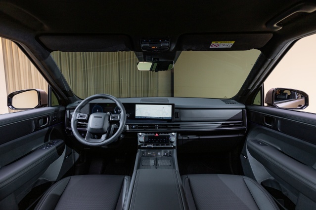Daha fazla SANTA FE için XRT Concept.

Hyundai, doğa tutkunlarının farklı ihtiyaçlarını karşılamak için SANTA FE ile eş zamanlı olarak özel tasarlanmış bir konsept model de tanıttı. XRT Concept adı verilen bu model, zorlu arazi şartlarında yol alabilmek için tasarlanmış. XRT Concept, doğada daha fazla zaman geçirmek isteyenler için geliştirilirken aynı zamanda yükseltilmiş süspansiyonları, arazi tipi lastikleri ve kamp yapmaya elverişli donanımlarıyla görenleri heyecanlandırıyor.