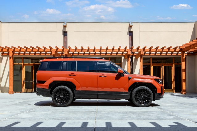 Yeni iç mekan, SUV modelin doğasına uygun olarak konfor ve güvenlik özellikleriyle de destekleniyor. SANTA FE'nin 12,3 inçlik dijital panelini ve bilgi-eğlence sistemini kapsayan sınıfının birincisi Panoramik Kavisli Ekranı, görünürlüğü artırırken aynı zamanda lüks vurgusunu perçinliyor.

Daha uzun dingil mesafesi ile gelen Yeni SANTA FE, sınıfında lider bir iç mekan sunuyor. Tamamen katlanabilir ikinci ve üçüncü sıra koltuklar, bagaj kapağı açıkken iç mekana teras benzeri bir alan yaratarak kullanıcıların açık havada daha rahat bir şekilde eğlenmelerini sağlıyor.
