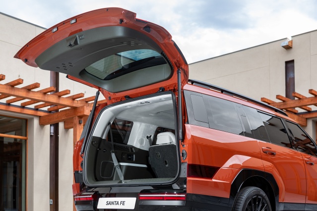 Hyundai, baştan sona yenilediği Yeni SANTA FE modeliyle SUV segmentinde tüm dengeleri değiştirmeye hazırlanıyor. Markanın karakteristik tasarım çizgisinden çok farklı bir şekilde hazırlanan yeni otomobil, SUV kardeşlerinden daha farklı bir hissiyat sunuyor.
