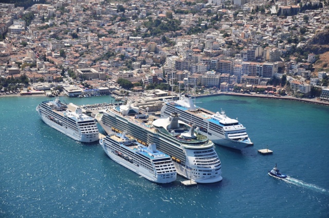 Türkiye’nin amiral gemisi Ege Port Kuşadası

Akdeniz’in en hızlı büyüyen kruvaziyer limanı

 

Global Yatırım Holding’in iştiraki Global Ports Holding tarafından işletilen Türkiye’nin en fazla gemi ve yolcu ağırlayan kruvaziyer limanı Ege Port Kuşadası, 20’nci yaşını düzenlediği özel etkinlik ile kutladı. 20 yıldır Türkiye’nin kruvaziyer turizminde amiral gemisi olmayı sürdüren Ege Port Kuşadası, kruvaziyer trafiğinin yüzde 49.3’ünü tek başına karşılıyor. Liman, aynı zamanda Covid-19 öncesine kıyasla Akdeniz’in en hızlı büyüyen kruvaziyer limanı olarak öne çıkıyor.

 

Global Yatırım Holding ve Global Ports Holding Yönetim Kurulu Başkanı Mehmet Kutman, “Ege Port Kuşadası bizim ilk göz ağrımız. 2003 yılında Ege Port Kuşadası ile başlayan tutkumuz, dünyanın en büyük kruvaziyer limanı işletmecisi olmamızı sağladı. Bu yıl sonu itibariyle bir önceki yıla göre Ege Port Kuşadası’na gelen kruvaziyer yolcusu sayısının yüzde 72 (493.809'dan 828.205'e) artmasını bekliyoruz” dedi.

 

Ege Port Kuşadası’nın dünyada en çok tercih edilen transit yolcu limanlarından biri olduğunu ifade eden Ege Port Kuşadası Genel Müdürü ve Global Ports Holding Doğu Akdeniz Bölge Direktörü Aziz Güngör ise, “Dünyanın en sevilen ve en çok talep edilen Efes Antik Kenti, Meryem Ana Evi gibi kıyı gezi mekanlarına yakınlığı ile öne çıkan limanımız, dünyanın en büyük perakende satış alanlarından da birine sahip” diye konuştu.

 

Global Yatırım Holding’in iştiraki ve dünyanın en büyük kruvaziyer liman işletmecisi Global Ports Holding tarafından işletilen Türkiye’nin en fazla gemi ve yolcu ağırlayan kruvaziyer limanı Ege Port Kuşadası, 20’nci yılını özel bir etkinlikle kutladı. Türkiye’nin kruvaziyer sektöründeki amiral gemisi olan Ege Port Kuşadası’nın Jade Beach’de düzenlenen 20’nci yıl etkinliğinde 350 seçkin davetli yer aldı.

 

Kruvaziyer gemisi ve kruvaziyer yolcusu açısından 20 yıldır Türkiye’nin en işlek limanı olan Ege Port Kuşadası, Türkiye’deki 22 kruvaziyer limanının tüm trafiğinin yüzde 49.3’ünü tek başına karşılıyor. Aynı zamanda Covid-19 öncesi döneme kıyasla Akdeniz’in en hızlı büyüyen kruvaziyer limanı olan Ege Port Kuşadası’nın 2023 sonu itibariyle 2019’a kıyasla gelen kruvaziyer gemisi sayısını yüzde 177 (194 seferden 538 sefere), kruvaziyer yolcusu sayısını da yüzde 358 (180 bin 520'den 858 bin 205'e) arttırması bekleniyor. 

 

‘Dünya lideri olduğumuz yolculuğun ilk adımı burası’

Ege Port Kuşadası’nın 20’nci yıl etkinliğinde konuşan Global Yatırım Holding ve Global Ports Holding Yönetim Kurulu Başkanı Mehmet Kutman, “Ege Port Kuşadası bizim ilk göz ağrımız. Türkiye’den çıkıp, dünya lideri olacağımız yolculuğumuzun ilk adımını burası ile birlikte atmıştık. 2003 yılında Ege Port Kuşadası ile başlayan tutkumuz, dünyanın en büyük kruvaziyer limanı işletmecisi olmamızı sağladı. 20 yılda Türkiye’nin kruvaziyer turizmine de önemli katkılar sağlamak için yatırımlarımızı sürdürdük. Bu yatırımlarımız sonucunda Türkiye’nin kruvaziyer turizminde amiral gemisi olan Ege Port Kuşadası, ülkemizin tüm trafiğinin yüzde 49.3’ünü tek başına karşılar duruma geldi. Türkiye limanlarına gelen en büyük kruvaziyer gemisini de yine bu limanda ağırladık. Pandemi öncesine kıyasla Akdeniz havzasındaki en hızlı büyüyen liman da yine Ege Port Kuşadası oldu. Bu yıl sonu itibariyle bir önceki yıla göre Ege Port Kuşadası’na gelen kruvaziyer yolcusu sayısının yüzde 72 (493.809'dan 828.205'e) artmasını bekliyoruz” dedi.

 

“Dünyada en çok talep edilen transit limanlardan”

Ege Port Kuşadası’nın dünyada en çok talep edilen transit yolcu limanlarından biri olduğunu ifade eden Ege Port Kuşadası Genel Müdürü ve Global Ports Holding Doğu Akdeniz Bölge Direktörü Aziz Güngör, ise şunları aktardı: “Ege Port Kuşadası’nda, her segmentten kruvaziyer gemilerine geniş bir yelpazede hizmet veriyoruz. Dünyanın en sevilen ve en çok talep edilen Efes Antik Kenti, Meryem Ana Evi gibi kıyı gezi mekanlarına yakınlığı ile öne çıkan limanımız, dünyanın en büyük liman içi perakende satış alanlarından da birine sahip. Ege Port Kuşadası, Türkiye kruvaziyer turizmi için birçok ilkin gerçekleştiği liman. Türkiye'nin ilk ISO 9001 (Kalite Yönetimi), ISO 14001 (Çevre Yönetimi) ve ISO 45001 (İş Sağlığı) belgeli kruvaziyer limanı, Ege Port Kuşadası. Türkiye'nin ilk Yeşil Liman sertifikalı limanı olan Ege Port Kuşadası, dünyanın da ilk EcoPorts sertifikalı kruvaziyer limanı.”