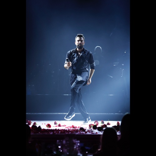 İlk kez kendi tasarladığı kıyafetler ile sahne alan MEGASTAR sahnede 2 farklı kostüm giydi. Tarkan’ın tasarladığı kostümleri Gökay Gündoğdu hayata geçirdi.