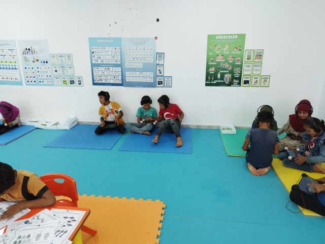 Uluslararası Kalkınma ve Çevre Derneği - IDEA Universal, hayata geçirdiği teknoloji temelli öğrenme laboratuvar projesiyle çocuklara kendi hızlarında akıllı ve eğlenceli bir şekilde öğrenme imkanı sağlıyor. Akıllı öğrenme laboratuvarında tabletlere, çocukların motor becerilerini geliştirmeyi amaçlayan fiziksel oyunlar yerleştiriliyor. Temel mantık, matematiksel beceri, okuma-yazma ve yaratıcılık gibi birçok alana destek veren 500’ün üzerinde akıllı uygulama tabletlere yükleniyor. Böylece çocuklar yapay zeka destekli, çağın ötesinde bir modelle verimli ve hızlı bir şekilde eğitim açıklarını kapatabiliyorlar.