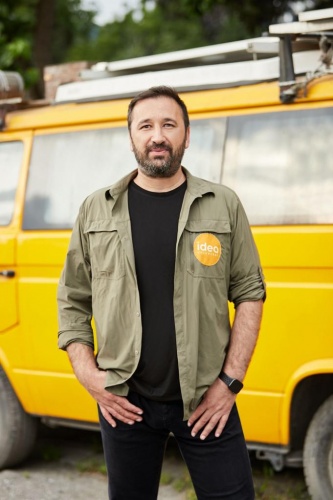 Projenin mobil versiyonu da mevcut

Projenin mobil versiyonu, yani karavanla hareket eden akıllı öğrenme laboratuvarı da faaliyetlerine başladı. Bu gezici akıllı öğrenme laboratuvarı, deprem bölgesinde çizilen bir rotada çocuklara yapay zeka destekli temel eğitim sağlıyor. Uluslararası Kalkınma ve Çevre Derneği - IDEA Universal, gezici akıllı öğrenme laboratuvarı ile süreç içinde Adıyaman’dan Kahramanmaraş’a, Gaziantep’ten, Malatya’ya depremden etkilenen tüm kentlere ve köylere ulaşmayı hedefliyor. 

 

 

Uluslararası Kalkınma ve Çevre Derneği - IDEA Universal Hakkında

 

Uluslararası Kalkınma ve Çevre Derneği - IDEA Universal’in geliştirdiği akıllı köy projeleri, hiç suyu, gıdası olmayan zorlu coğrafyalarda sürdürülebilir kalkınma yaratıyor. 10 yıla yakın zamandır dernek, özellikle Afrika ve Asya’da yoğunlaşan 7 ülkede, 350 köyde, 3500’ün üzerinde proje gerçekleştirip 1 milyon insana ulaşmayı başardı. Akıllı Köyler Projesi, yenilenebilir enerjiyi kullanarak her eve 24 saat, Dünya Sağlık Örgütü standartlarında su sağlanması, tarım bahçesi, sulama sistemi kurulması, tohum desteği, tohum bankacılığı ve sürdürülebilir tarım eğitimleriyle her eve günde 15 saat enerji sağlanması gibi konuları kapsıyor. 

Türkiye’de ise Adana'nın Karataş ilçesine bağlı Bahçe Köyü’nde mevsimlik tarım işçilerinin çocuklarına yönelik Akıllı Öğrenme Laboratuvarı projesi hayata geçirildi. Teknoloji temelli öğrenme laboratuvarında çocuklara kendi hızlarında akıllı ve eğlenceli bir şekilde öğrenme imkanı sağlamak hedeflendi.
