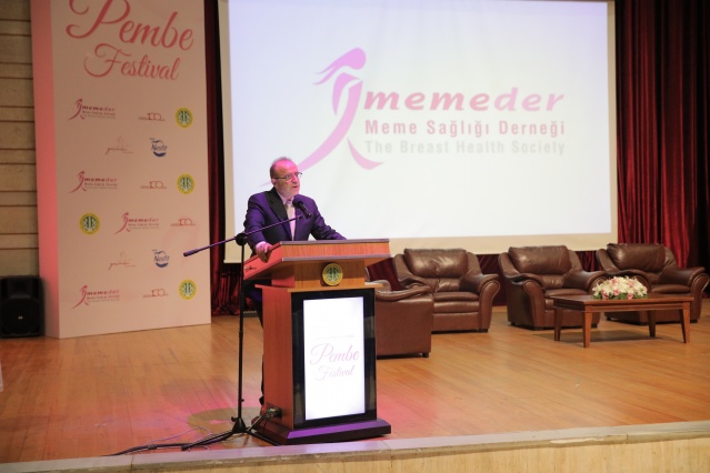 Pembe Festivalde meme kanseri ile ilgili en güncel bilgiler alanında uzman doktor ve cerrahlar tarafından paylaşıldı. Katılımcılar, meme sağlığına dair en son gelişmeleri öğrenirken aynı zamanda sorularını uzmanlara sorma imkanı da buldu. MEMEDER Kurucusu ve Onursal Başkanı Prof. Dr. Vahit Özmen, konuşmasında MEMEDER’in 16 yılda hayata geçirdiği meme sağlığı projeleri hakkında detaylı bilgi aktararak, yeni dönem hedeflerinden bahsetti.  MEMEDER Yönetim Kurulu Başkanı Prof. Dr. Nilüfer Özaydın ise kadınların meme sağlığının korunmasına yönelik geniş bir perspektif sundu.