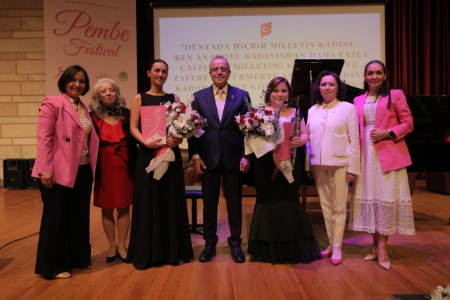 Pembe Festival Başkanı Prof. Dr. Neslihan Cabıoğlu konuşmasında festivale katılımın her yıl artmasının, toplumsal bilinçlenmenin önemli bir göstergesi olduğunu vurguladı. "Meme kanseriyle mücadelede bilgiye erişim, erken teşhis için en büyük silahımızdır," diyen Cabıoğlu, erken teşhisin hayat kurtardığını belirtti. Özellikle genç kadınların da risk altında olabileceğine dikkat çekerek, "Meme kanseri sadece belirli bir yaş grubunu değil, tüm kadınları tehdit ediyor. Bu nedenle genç yaşlardan itibaren düzenli kontrollerin yapılmasını ve meme sağlığı konusunda bilgilenmeyi ihmal etmemeliyiz," dedi. Riski normal olan kadınların tarama amaçlı 40 yaş üzeri 2 yılda bir; kitle şikayeti veya meme ağrısı gibi şikayeti olan kadınların ise 35 yaş üzeri mamografi çektirmesi gerektiğini belirtti. Çektirilen bir mamografide alınan radyasyonun kabul edilebilir boyutta olduğunu, 3 ay etraftan alınan radyasyona eş olduğuna dikkat çekti. Prof. Dr. Cabıoğlu ayrıca, MEMEDER'in düzenlediği bu tür etkinliklerin meme sağlığı konusundaki toplumsal farkındalığı artırmada önemli bir role sahip olduğunu vurgulayarak, katkıda bulunan herkese teşekkür etti.

Halk Sağlığı Genel Müdürlüğü Kanser Daire Başkanlığından Fahriye Ünlü ise artan meme kanseri vakalarının kadınların sağlık hizmetlerine olan ihtiyacını da artırdığına dikkat çekerek; “Meme kanseri, dünya genelinde ve ülkemizde en yaygın görülen kanser türü olma unvanını koruyor. Görünmez bir düşman gibi sessizce büyüyor. Dolayısıyla kadınlarımıza bu tarz etkinliklerle meme kanseri konusunda farkındalık kazandırılmasını çok önemsiyorum. Meme kanseri, sadece bir sağlık sorunu değil, aynı zamanda kadınların sağlık mücadelesi anlamına geliyor. Ülkemizde her dört kadından biri, bu mücadelede yer alıyor ve bu oran her yıl artıyor” şeklinde konuştu.
