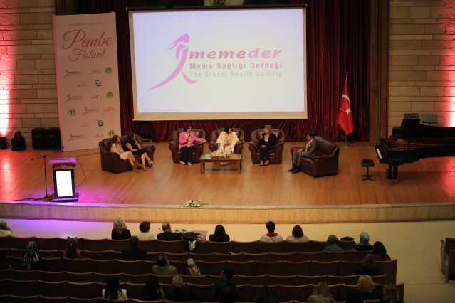 Her yıl 25 bin kadına meme kanseri teşhisi konuluyor

Festivalde konuşan MEMEDER Kurucusu ve Onursal Başkanı Vahit Özmen, “Özellikle 40'lı, 50'li ve 60'lı yaşlar, meme kanseri için en riskli dönemler olarak belirleniyor. Bu yaş gruplarındaki kadınlar, daha yüksek risk altında bulunuyorlar ve düzenli sağlık kontrol ve taramalarının önemi bu yaşlarda daha da artıyor. Meme kanserlerinin %99'u kadınlarda görülürken, %1'i erkeklerde teşhis ediliyor. Her yıl Türkiye'de yaklaşık 25 bin kadın, meme kanseri tanısı alarak tedaviye başlama yolculuğuna başlıyor. Meme kanseri, erken teşhis ve bilinçli yaşam tarzı seçimleri ile önlenebilen bir hastalık olarak öne çıkıyor. Bu nedenle, kadınların düzenli olarak sağlık kontrolünden geçmeleri ve riskleri azaltmak için bilinçli yaşam tarzı seçimleri yapmaları önem arz ediyor” dedi