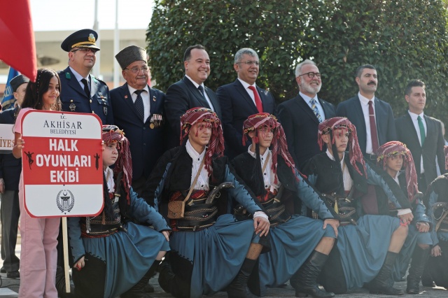 “HER BİR ŞEREFLİ AKHİSAR EVLADI, MUSTAFA KEMAL’İN ASKERİDİR”
Milli Kurtuluş Mücadelemizin zafere ulaşmasında cesareti ve kahramanlığıyla dillerde destan olan Akhisarlılar, bu ülkenin kurucusu, Ebedi Başkomutanımız Gazi Mustafa Kemal Atatürk'ün en büyük eseri olan Türkiye Cumhuriyeti'ne yönelik saldırılara da hiçbir zaman geçit vermemiştir ve vermeyecektir. Her bir şerefli Akhisar evladı, Mustafa Kemal’in Askeridir. 102 yıl önce Akhisar'da yakılan Milli Mücadele Ateşi ve Kuva-yi Milliye Ruhu bugün de aynı azim, kararlılık ve inançla devam etmektedir.