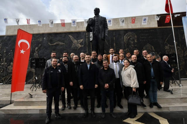 Yunusemre Belediyesi 100. Yıl Meydanı’na konuşlandırılan Türkiye Cumhuriyeti kurucusu Ulu Önder Mustafa Kemal Atatürk heykelinin açılışı törenle yapıldı. Yunusemre Belediye Başkanı Semih Balaban’ın ev sahipliğini yaptığı törene Manisa Büyükşehir Belediye Başkanı Ferdi Zeyrek, CHP Yunusemre İlçe Başkanı Mehmet Arslan, CHP İl Başkan Yardımcısı Sercan Bozyaka, başkan yardımcıları, sivil toplum kurtuluşu temsilcileri, belediye meclis üyeleri, birim müdürleri, muhtarlar ve çok sayıda vatandaş katıldı. Heykel, Manisa Birlik Başkanı Mustafa Pala tarafından Heykeltıraş Nusret Demir’e yaptırılarak Yunusemre Belediyesi’ne hediye edilirken; Saygı Duruşu ve İstiklal Marşı’nın okunmasının ardından konuşan Mustafa Pala, bu hediyeden onur duyduğunu söyledi.