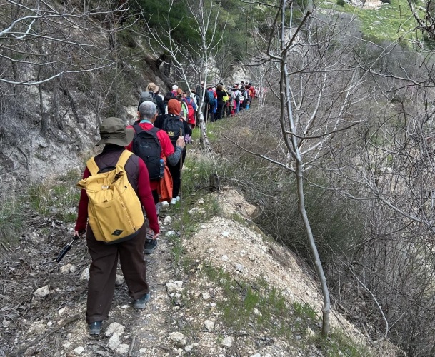 Doğa ve tarih dolu yürüyüş, Karahallı ilçesinde bulunan Clandras Su Kemeri noktasında sona erdi. Etkinlik boyunca katılımcılar hem doğanın sunduğu güzellikleri keşfetti hem de bölgenin tarihi dokusunu yakından tanıma fırsatı buldu.