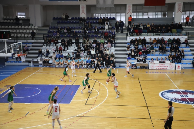 Tüm oyuncular süre aldı
Lidya Garden City Turgutlu Belediyespor Kadın Basketbol Takımında 18 sayı, 16 ribaund’luk performansıyla maçın yıldızı Dejah Monet Terrell oldu. Deniz Üstün 12 sayı, 8 ribaund ile skora katkı sağlarken, Sümeyya Özcan 12 sayı, 5 ribaund, Ronahi Zilan Kıran ise 10 sayı, 7 ribaund ile maçın öne çıkan diğer isimleriydi. Turgutlu Belediyespor’un altyapısından yetişen genç oyuncular Tuana Kara ve Havin Güleryüz ise etkili performanslarıyla dikkatleri üzerine topladı. Turgutlu Belediyespor’da toplamda 12 oyuncunun 12’si de karşılaşmada süre bulmayı başardı.