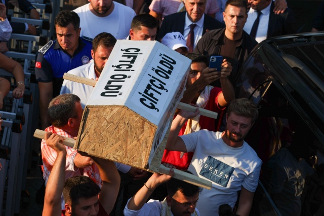 Seçimden sonra Manisa'daki ilk mitingi için Turgutlu'ya gelen CHP Genel Başkanı Özgür Özel, Turgutlu Belediye Başkanı Çetin Akın'ı da makamında ziyaret etti. Genel Başkan Özgür Özel'e ziyarette  Manisa Büyükşehir Belediye Başkanı Ferdi Zeyrek, İzmir Büyükşehir Belediye Başkanı Cemil Tugay, Aydın Büyükşehir Belediye Başkanı Özlem Çerçioğlu, Denizli Büyükşehir Belediye Başkanı Bülent Nuri Çavuşoğlu'nun yanısıra Genel Başkan Yardımcıları, PM üyeleri, CHP il ve ilçe başkanları, Milletvekilleri, il, ilçe belediye başkanları, meclis üyeleri ve çok sayıda partili eşlik etti.