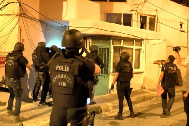 DEAŞ terör örgütünün eylem faaliyetlerinin deşifresi ve engellenmesi yönelik olarak yapılan
çalışmalar kapsamında; İl merkezinde faaliyet yürüttükleri değerlendirilen ve haklarında Adli
Dinleme kararı bulunan 10 şahsa yönelik olarak 21.06.2022 gün ve tarihinde yapılan operasyonda;
???? Ş.Y.
???? R.A.
???? G.T.
???? R.G.
???? Y.Ç.
???? O.Ö.
???? Y.Ü.
???? B.A.
???? F.V.
???? H.D.

isimli 10 şahıs yakalanarak gözaltına alınmıştır. Yapılan aramalarda dijital malzemeler ve çok
sayıda dokümanlar ele geçirilerek el konulmuştur. Tahkikat işlemleri Manisa Emniyet Müdürlüğünde
devam etmektedir.
Kamuoyuna saygıyla duyurulur.