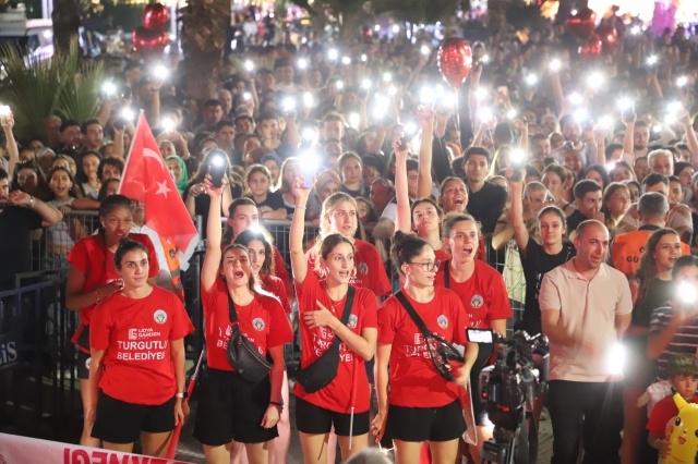 Ormanlarımız; canlarımız, ciğerlerimiz. Yangına sebebiyet vermemek için elimizden gele tüm tedbirleri almalıyız. Bu vesileyle, Zafer Bayramı’mızın 102. Yılını kutluyorum. Bizlere bu vatanı armağan eden Gazi Mustafa Kemal Atatürk ve silah arkadaşlarının önünde saygıyla eğiliyorum. Bayramınız kutlu olsun” dedi.