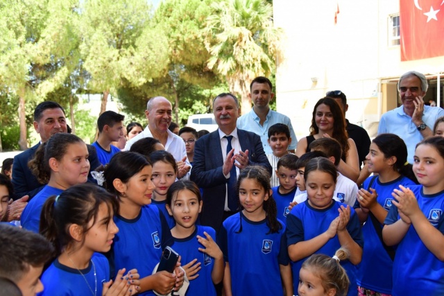 Yunusemre Belediye Başkanı Semih Balaban’ın öncülüğünde ilçedeki çocuklara yönelik hem eğitimde hem de sporda fırsat eşitliğine yönelik çalışmalar hızla devam ediyor. Bu çerçevede spora büyük önem veren Yunusemre Belediyesi, Yuntdağı mahallelerine yönelik yaz spor okulu kursları açtı. Yunusemre Belediyespor koordinesinde futbol, yüzme, basketbol, voleybol, judo, satranç, halk oyunları ve drama branşlarında açılan kurslarla yüzlerce çocuk sporla buluşacak. Yuntdağı bölgesindeki çocuklara hizmet verecek yaz spor okullarının açılışı Üçpınar'da yapıldı. Açılış törenin de Başkan Balaban’a Belediye Başkan Yardımcıları Haydar İzci, Emine Özge Arslan, Ali Gök, Belediye Meclisi CHP